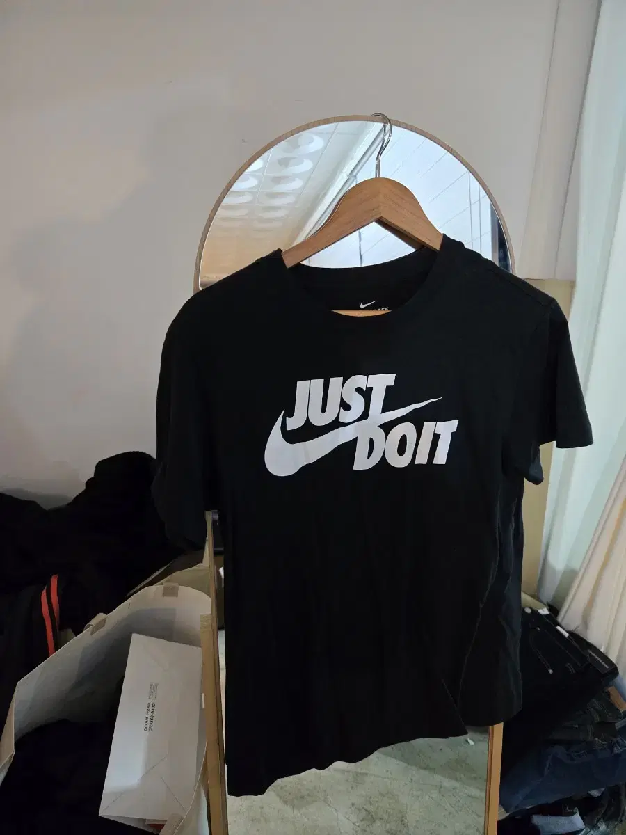 THE NIKE TEE 반팔티 S 케어라벨 제거